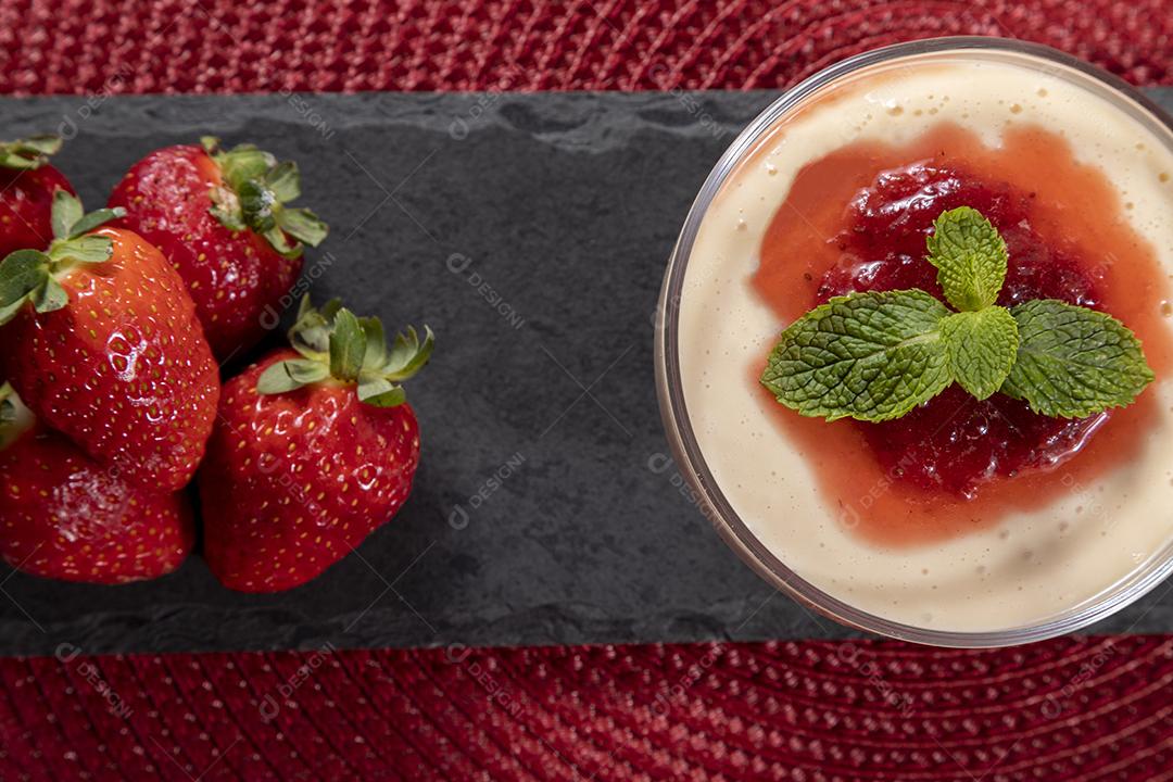 Mousse de limão em tigela de cristal com cobertura de geléia de morango Imagem JPG