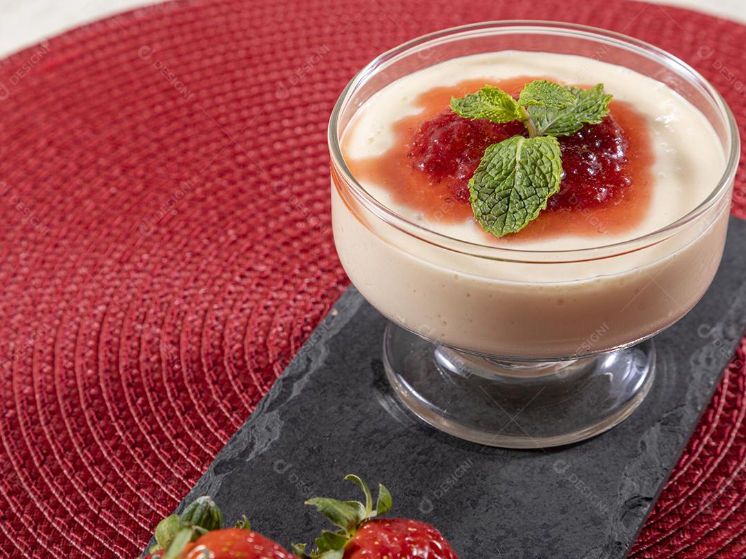 Deliciosos mousses de limão e morango em frascos de vidro em cima Imagem JPG