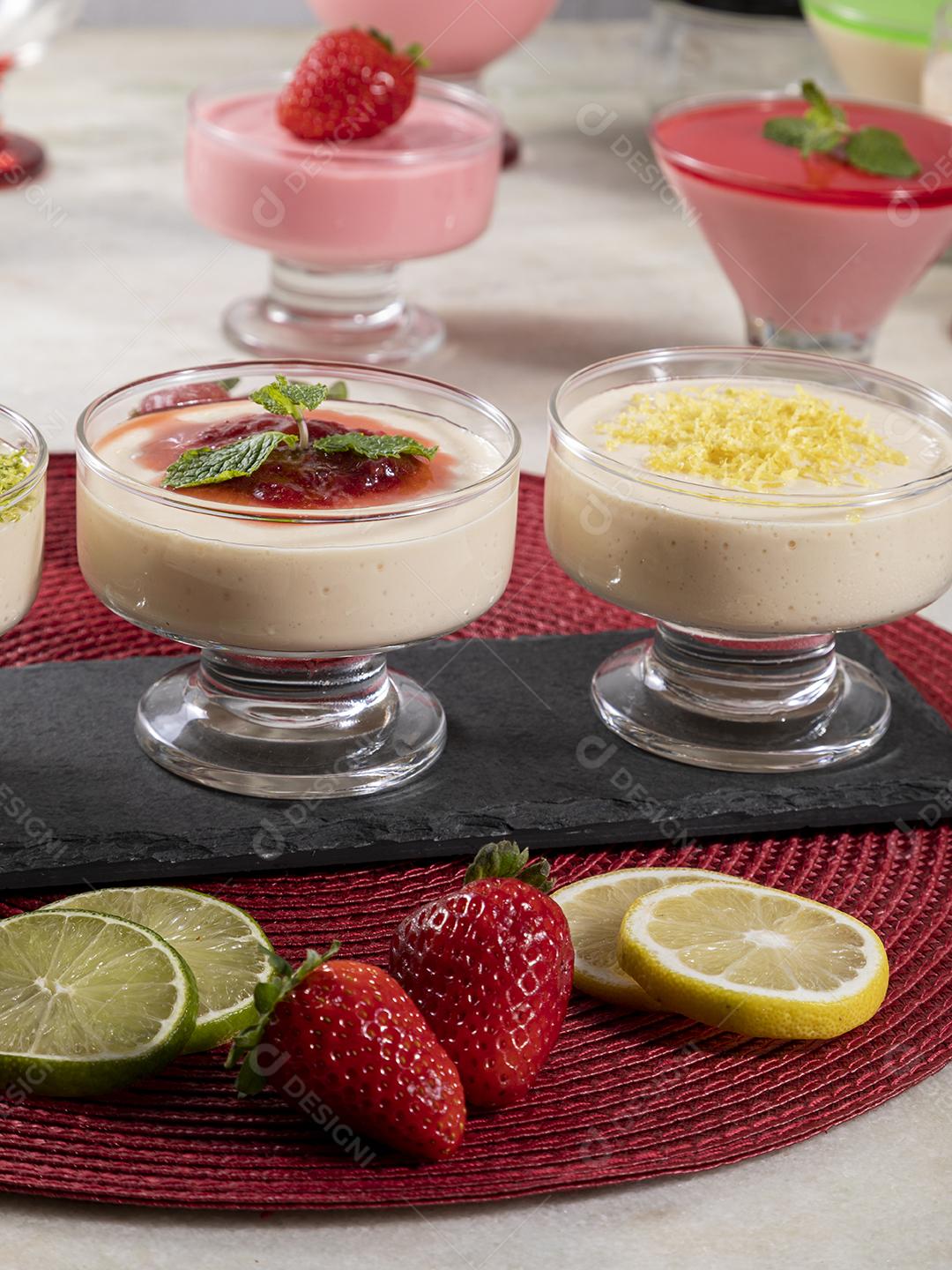 Deliciosos mousses de limão e morango em frascos de vidro em cima Imagem JPG