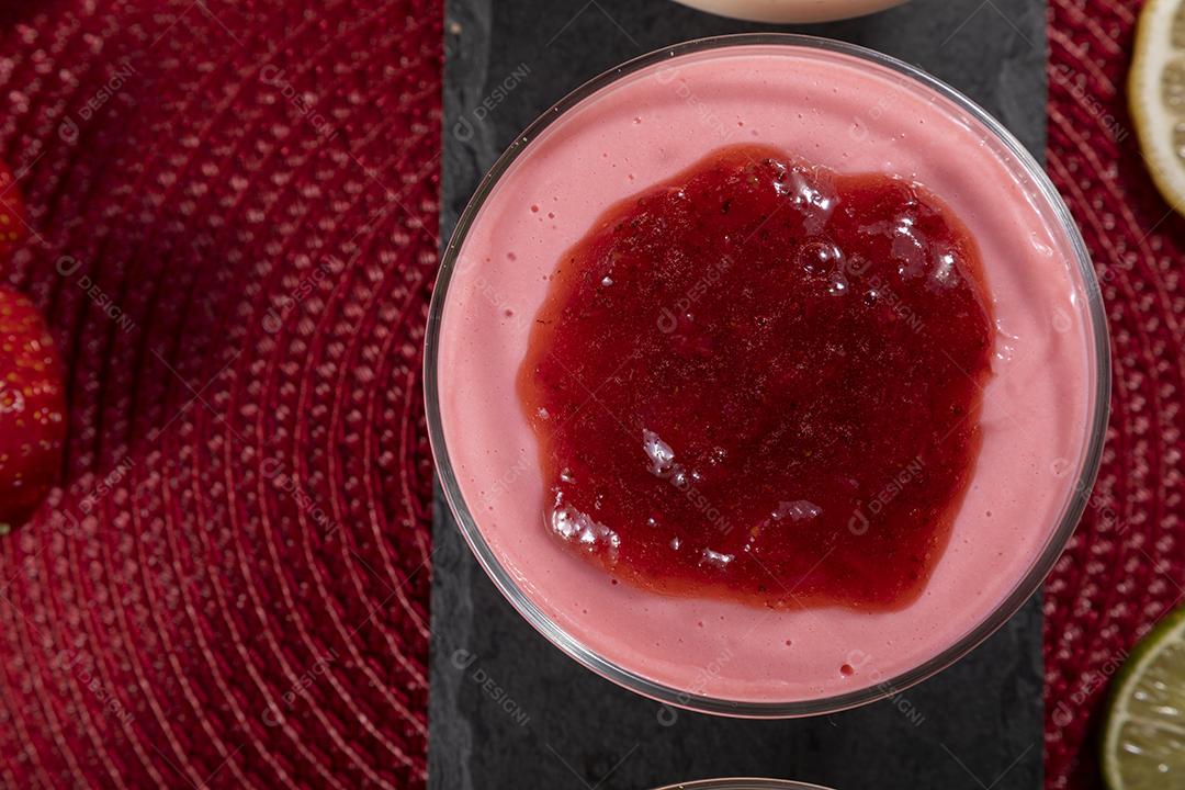 Mousse de morango saborosa em vidro com Gelatina Por Cima Imagem JPG