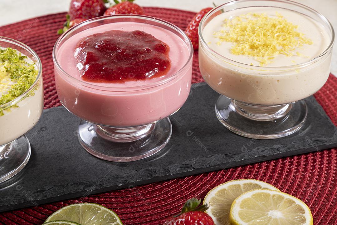Mousse de morango saboroso em vidro com geleia