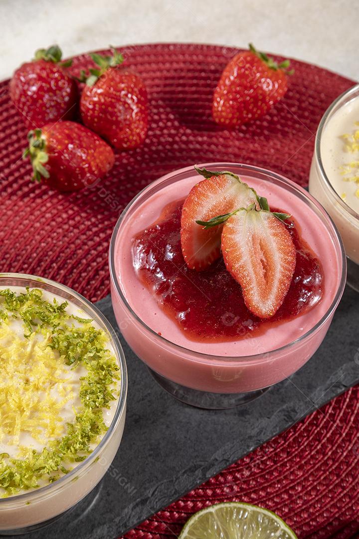 Mousse de morango saboroso em vidro com geleia