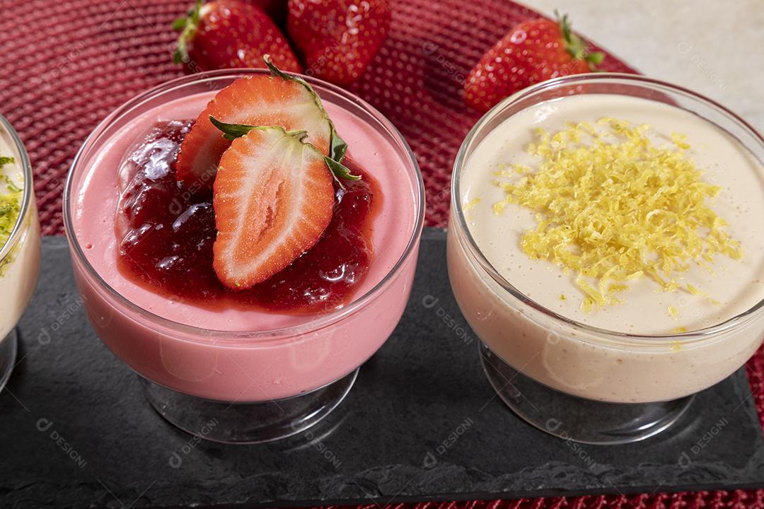 Mousse de morango saboroso em vidro com geleia