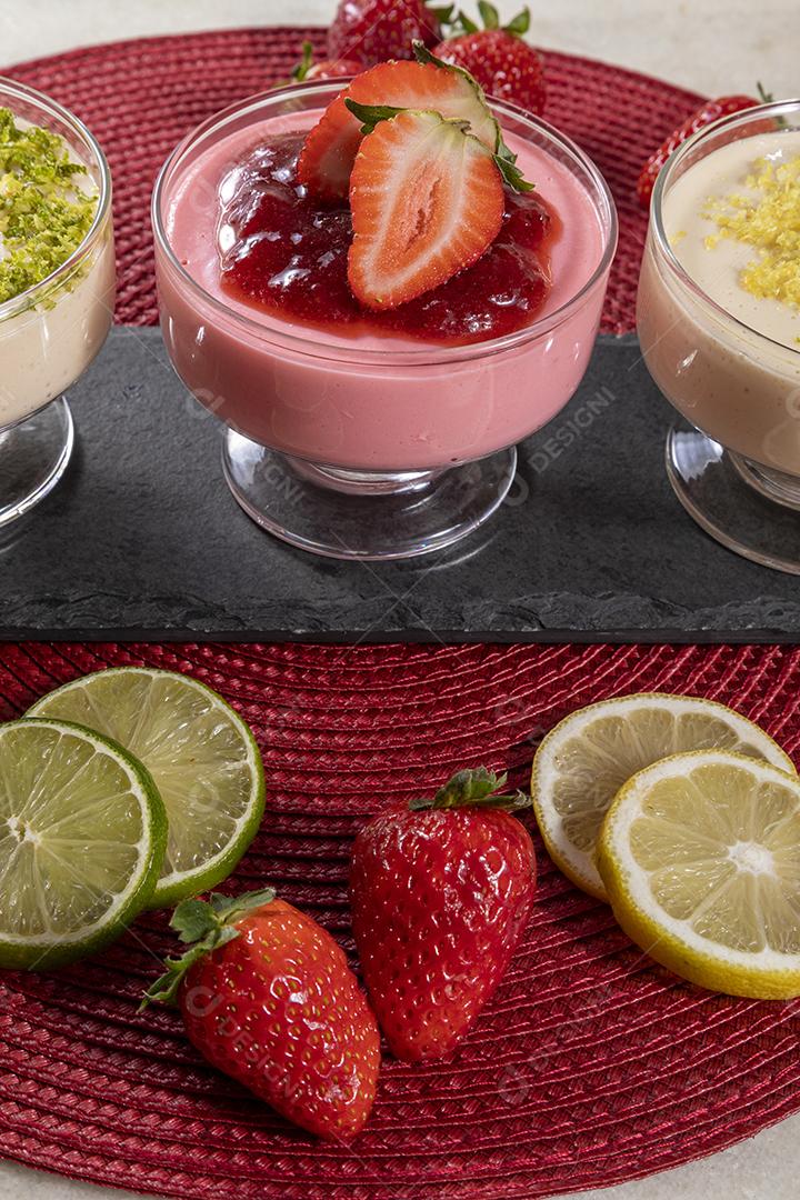 Mousse de morango saboroso em vidro com geleia