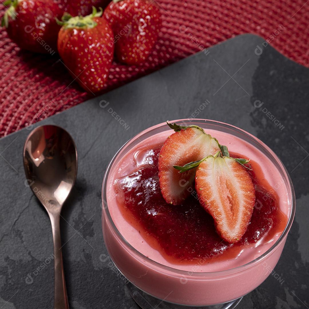 Mousse de morango saboroso em vidro com geleia