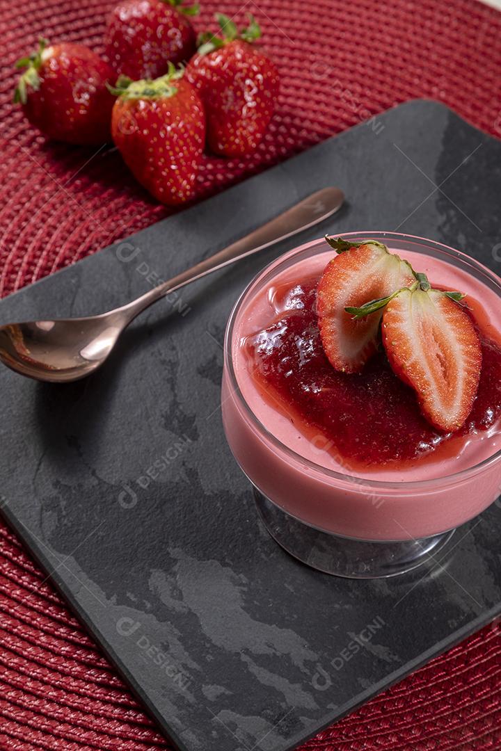 Mousse de morango saboroso em vidro com geleia