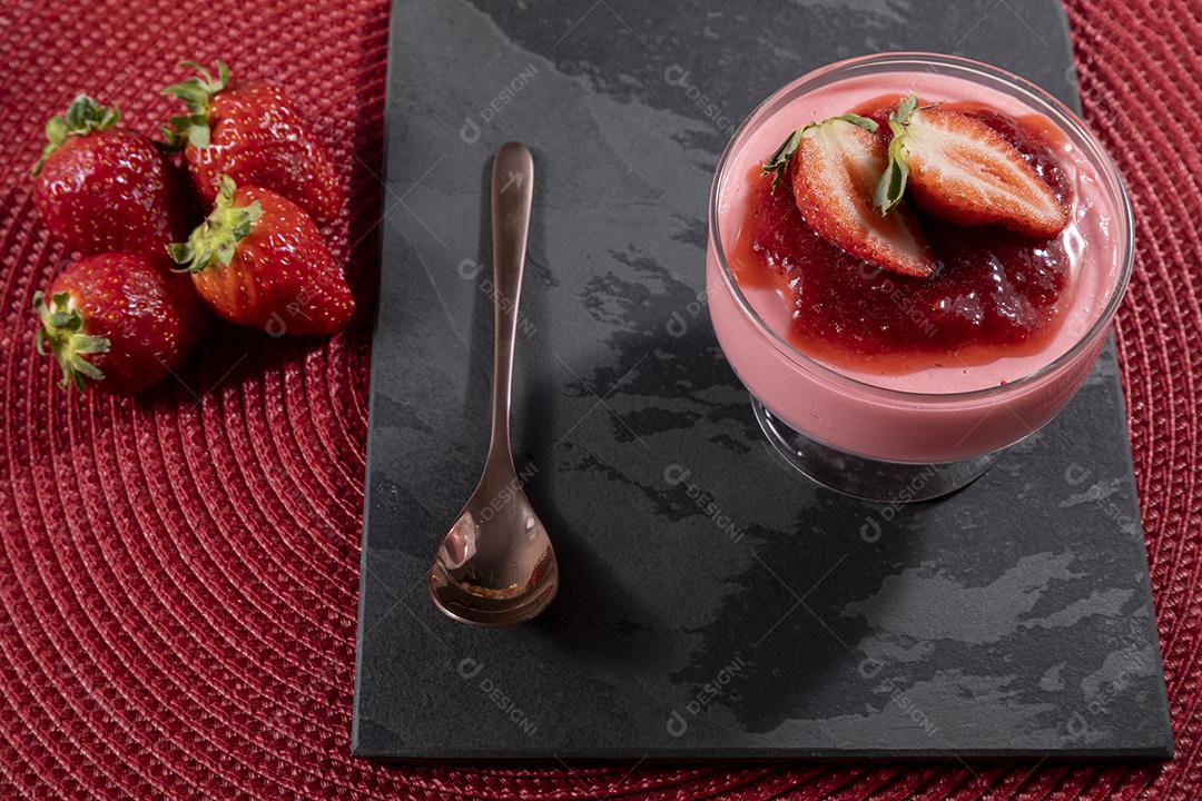 Mousse de morango saboroso em vidro com geleia