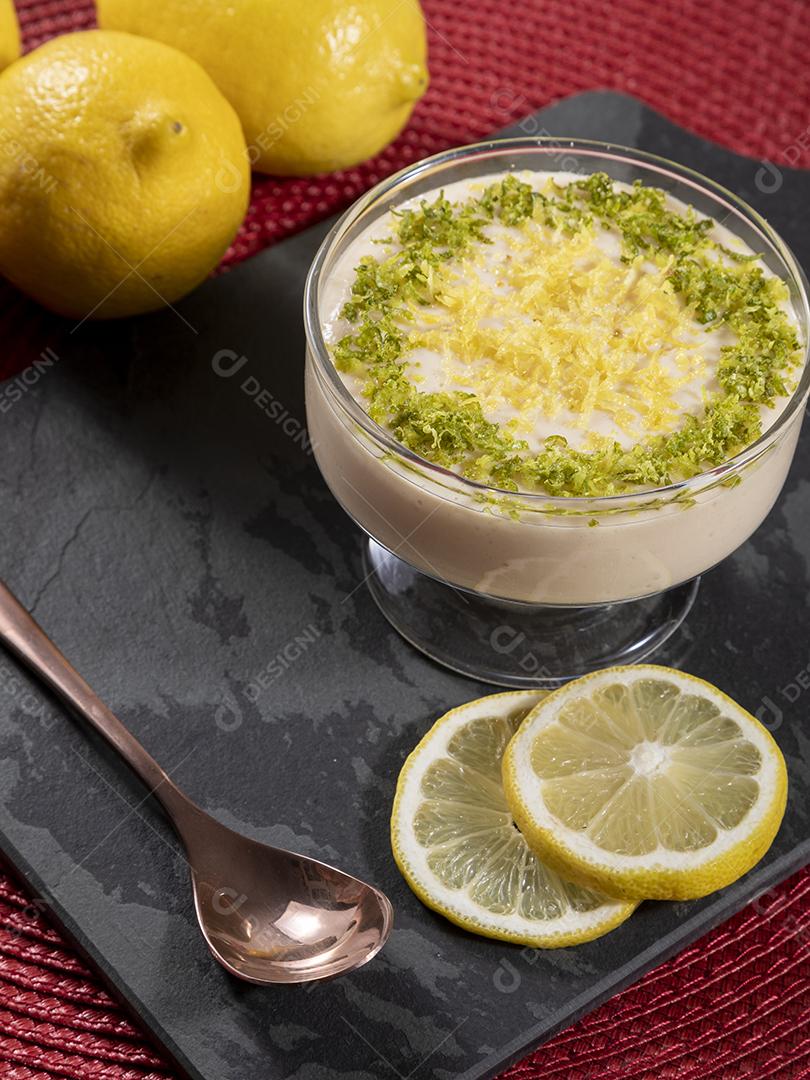 Mousse de limão em tigela de cristal com raspas de limão