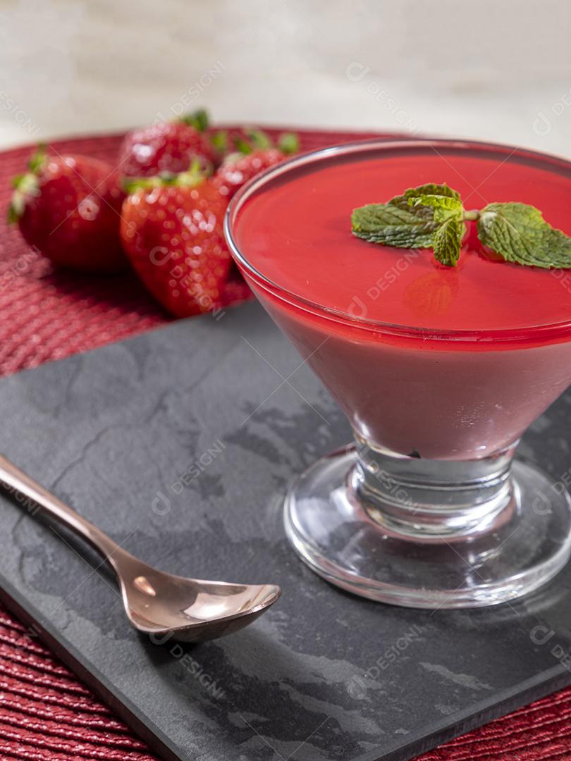 Mousse de morango saboroso em vidro com gelatina por cima