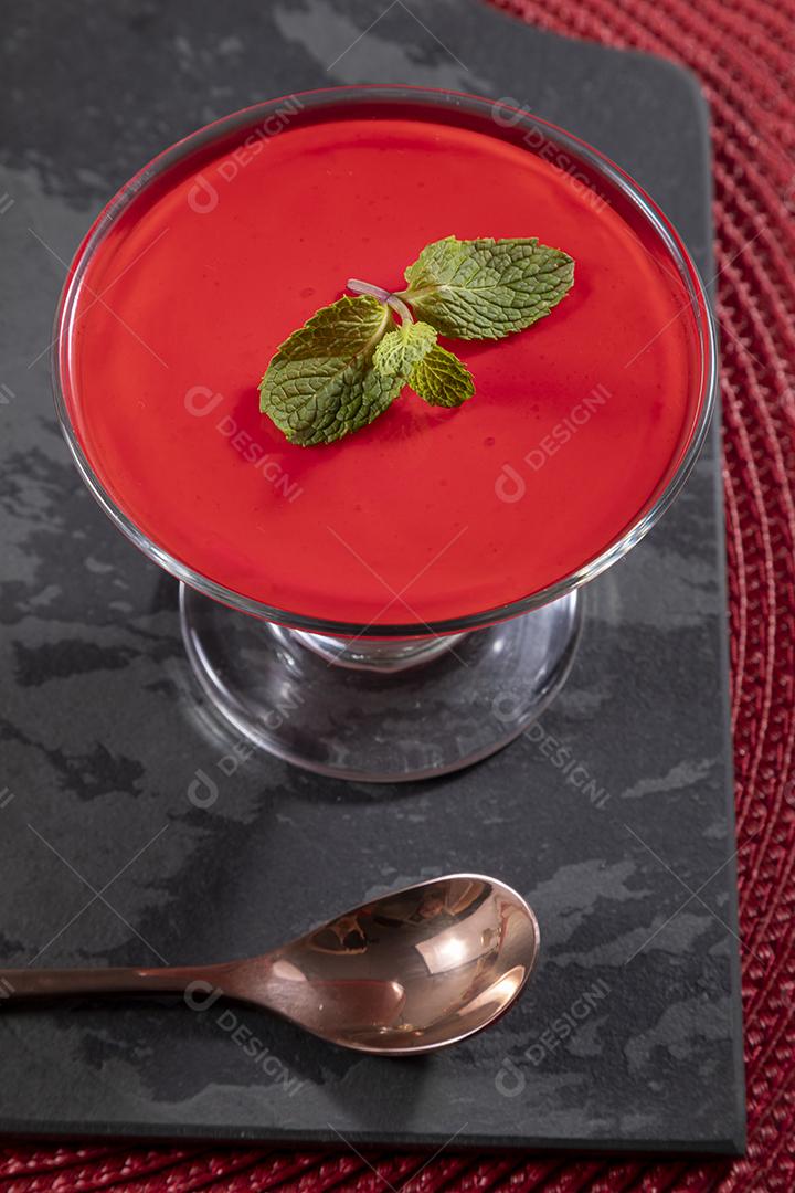 Mousse de morango saboroso em vidro com gelatina por cima