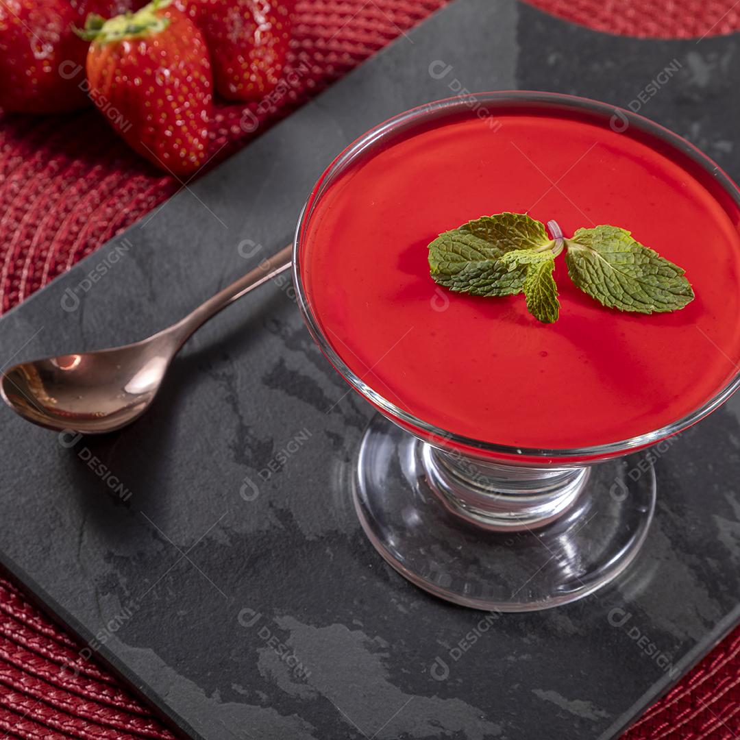 Mousse de morango saboroso em vidro com gelatina por cima