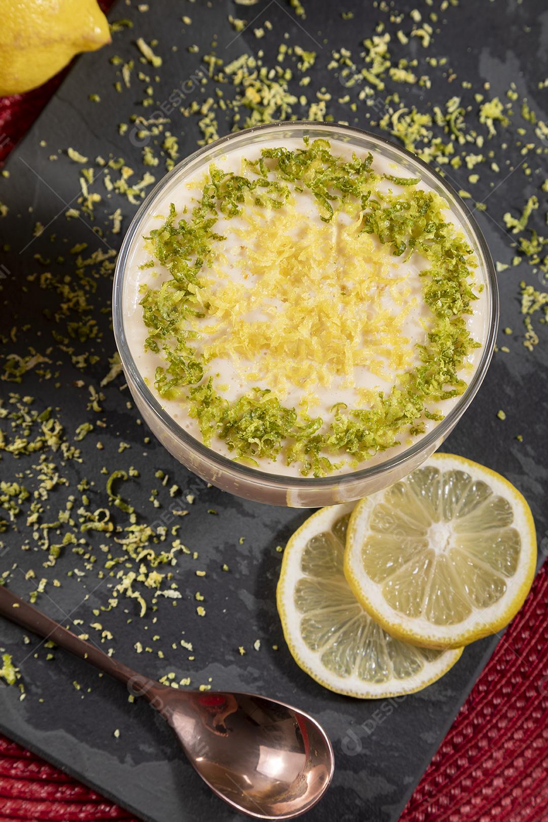 Mousse de limão em tigela de cristal com raspas de limão Imagem JPG