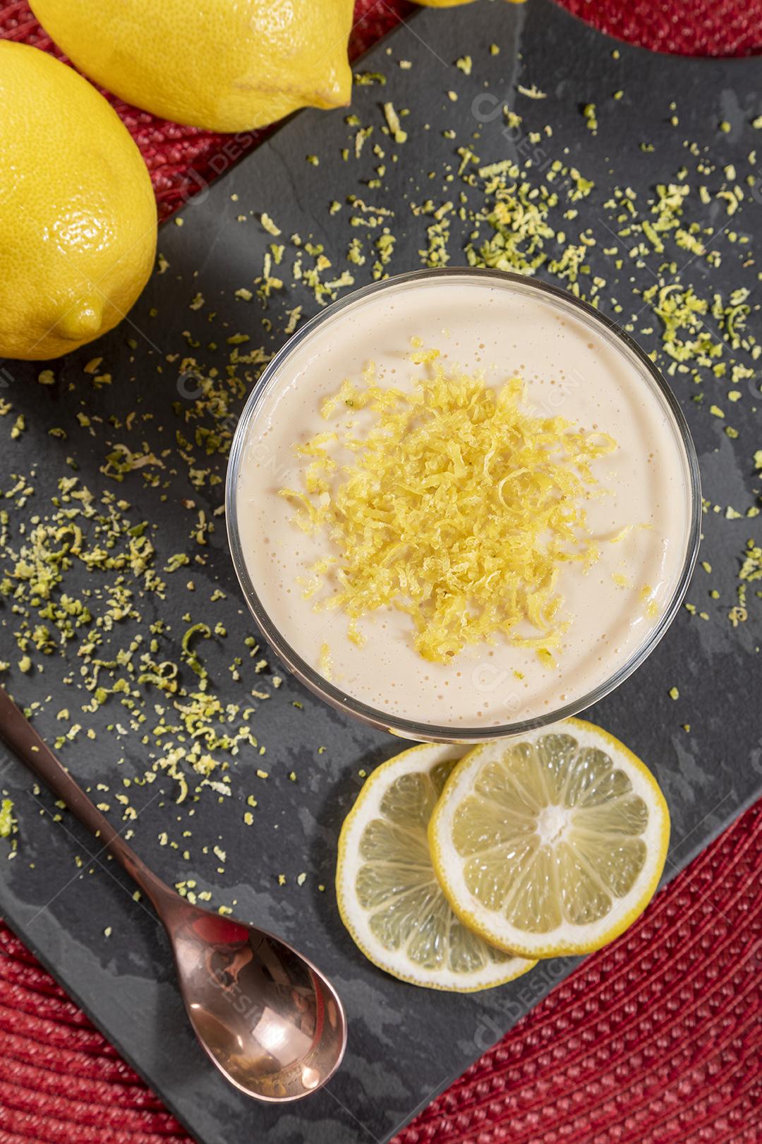 Mousse de limão em tigela de cristal com raspas de limão Imagem JPG