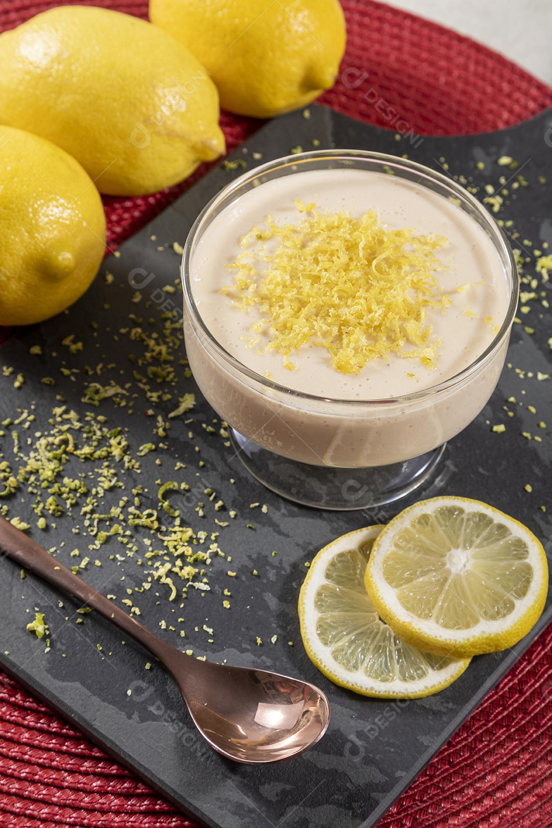 Mousse de limão em tigela de cristal com raspas de limão Imagem JPG