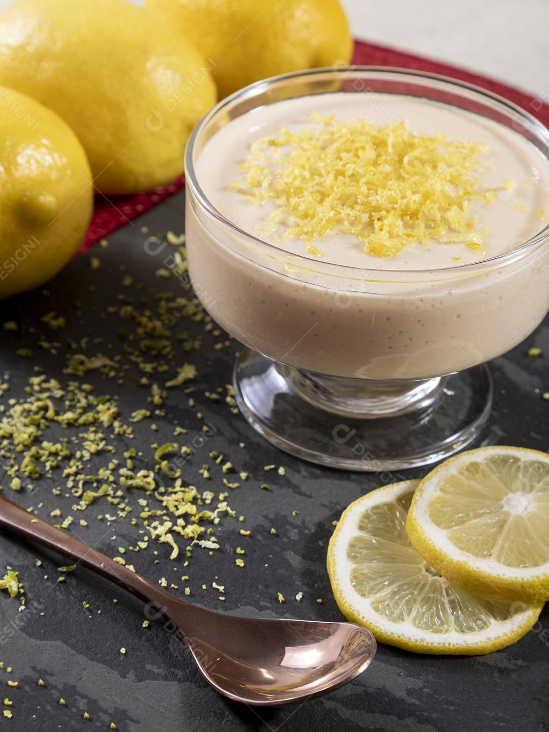 Mousse de limão em tigela de cristal com raspas de limão Imagem JPG