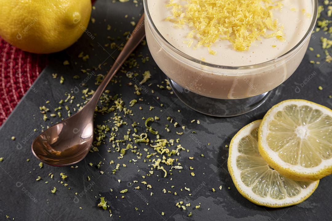 Mousse de limão em tigela de cristal com raspas de limão Imagem JPG