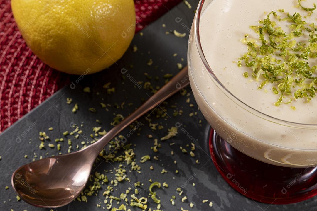 Mousse de limão em tigela de cristal com raspas de limão Imagem JPG