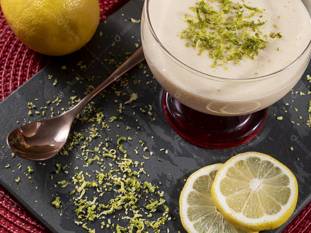 Mousse de limão em tigela de cristal com raspas de limão Imagem JPG