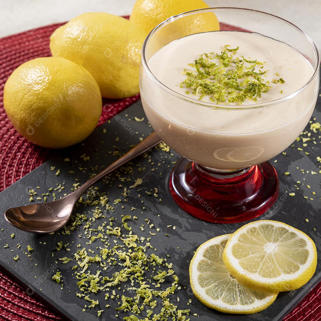 Mousse de limão em tigela de cristal com raspas de limão Imagem JPG