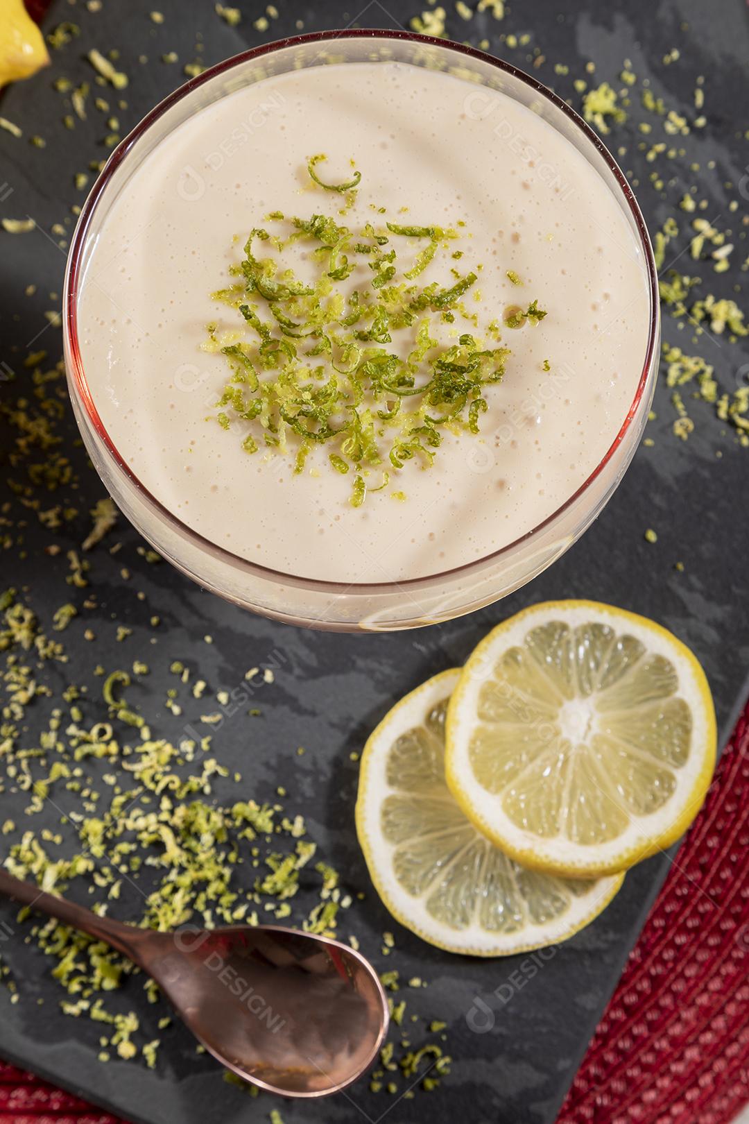 Mousse de limão em tigela de vidro com raspas de limão por cima Imagem JPG