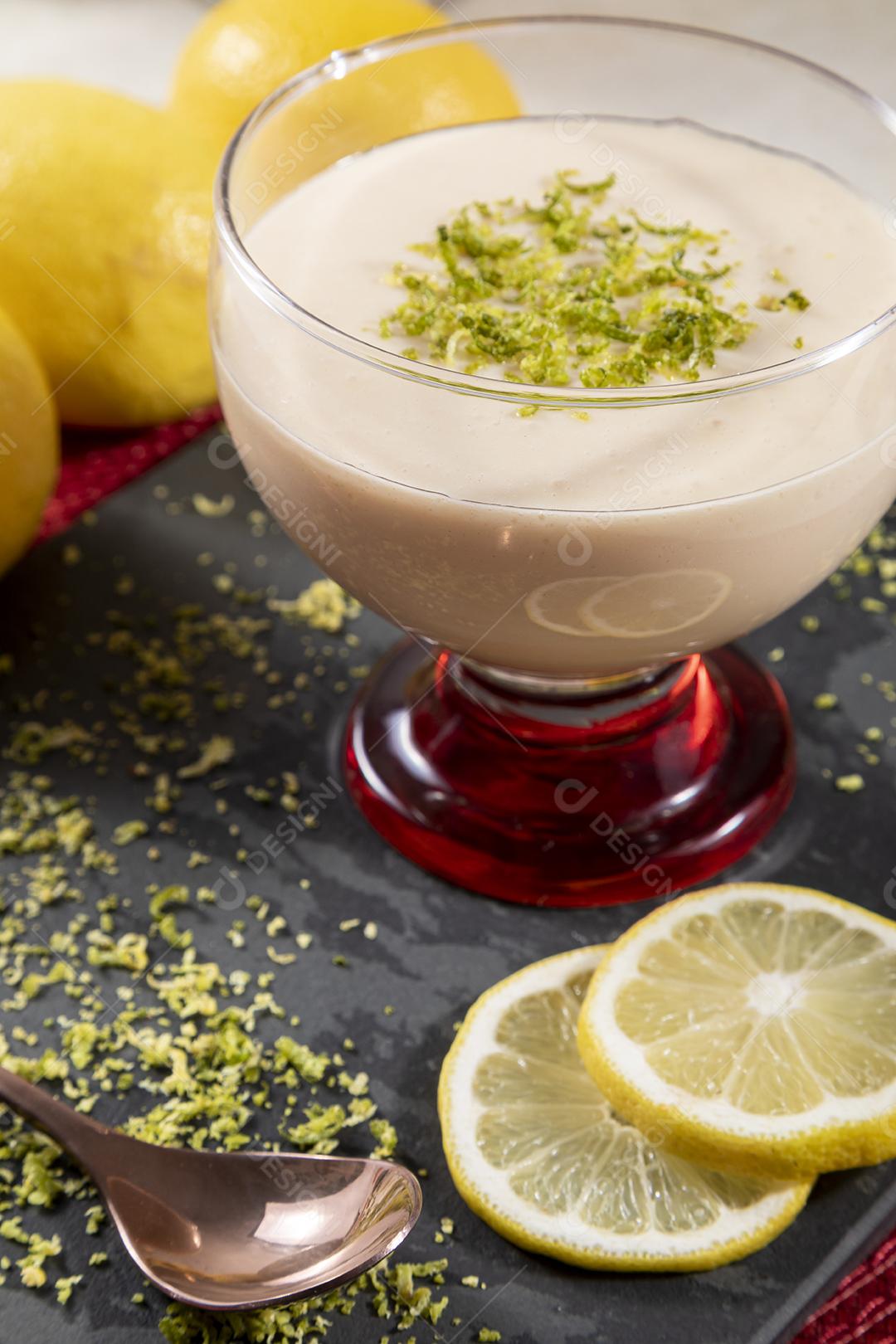 Mousse de limão em tigela de vidro com raspas de limão por cima Imagem JPG