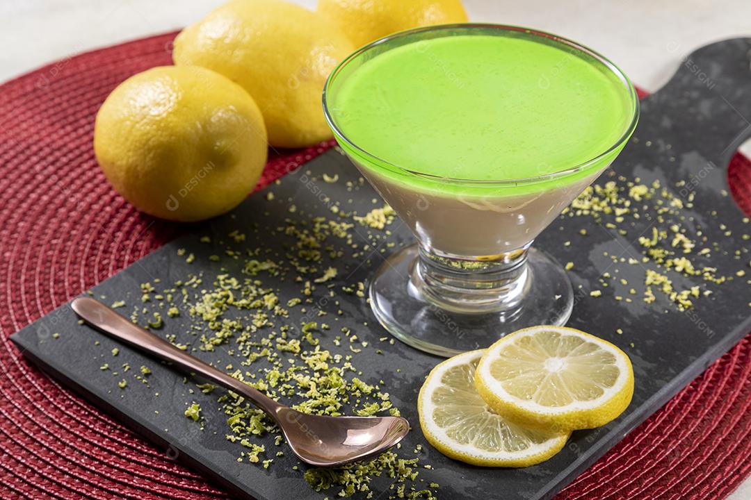 Mousse de limão em tigela de vidro com gelatina de limão por cima Imagem JPG