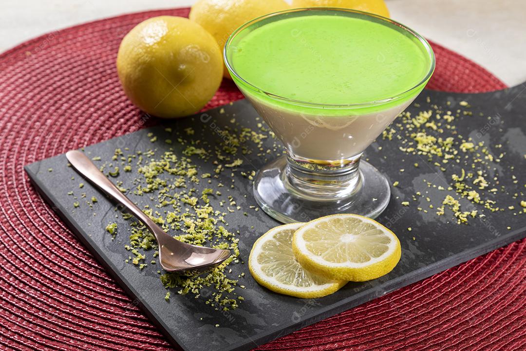 Mousse de limão em tigela de vidro com gelatina de limão por cima Imagem JPG