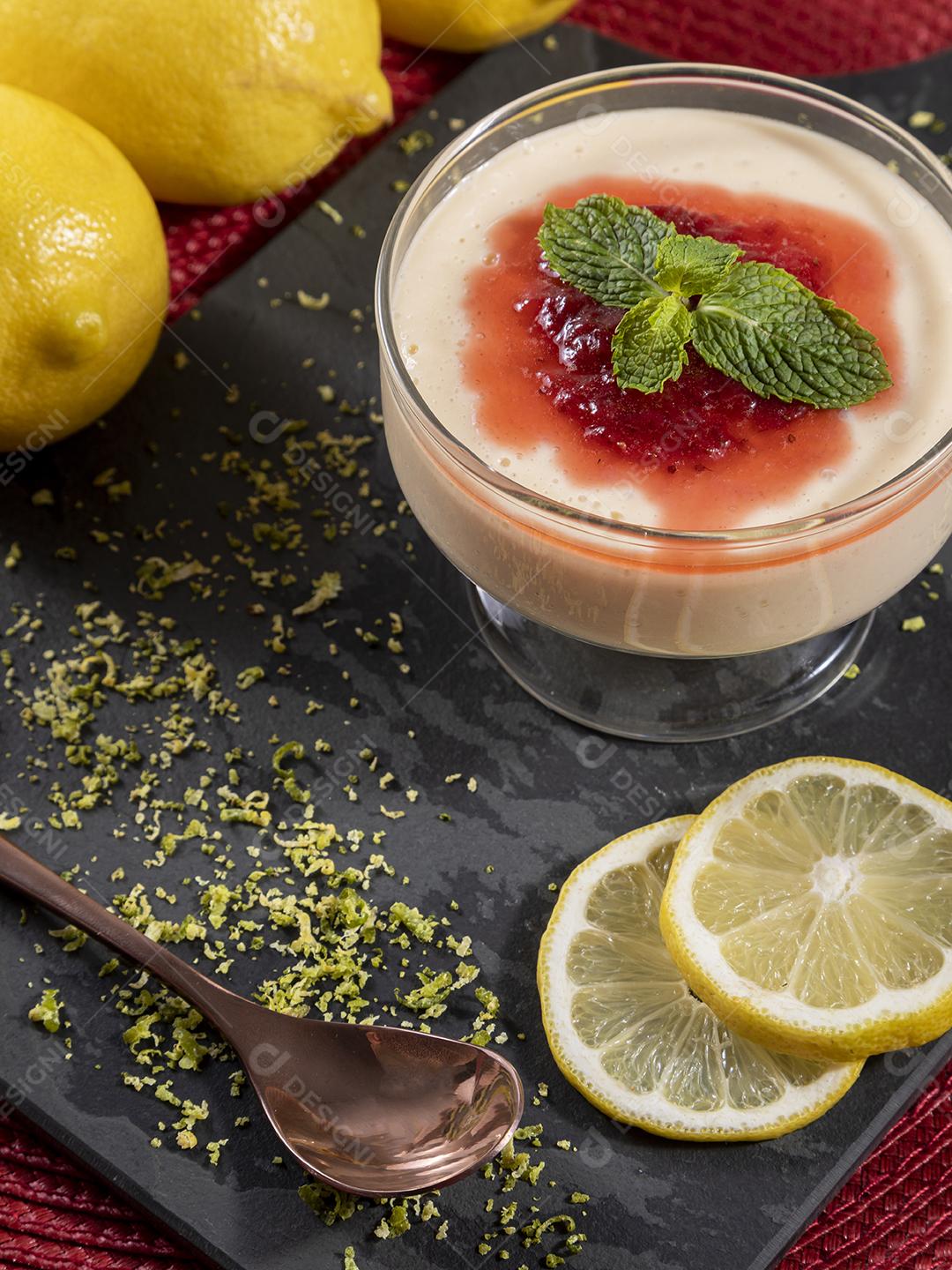 Mousse de limão em tigela de cristal com cobertura de geléia de morango Imagem JPG