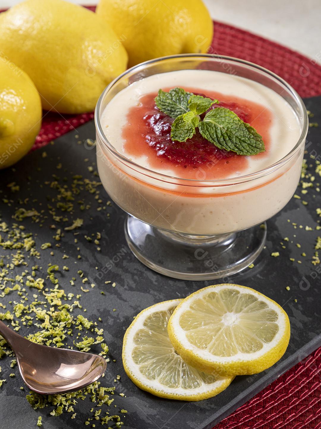 Mousse de limão em tigela de cristal com cobertura de geléia de morango Imagem JPG