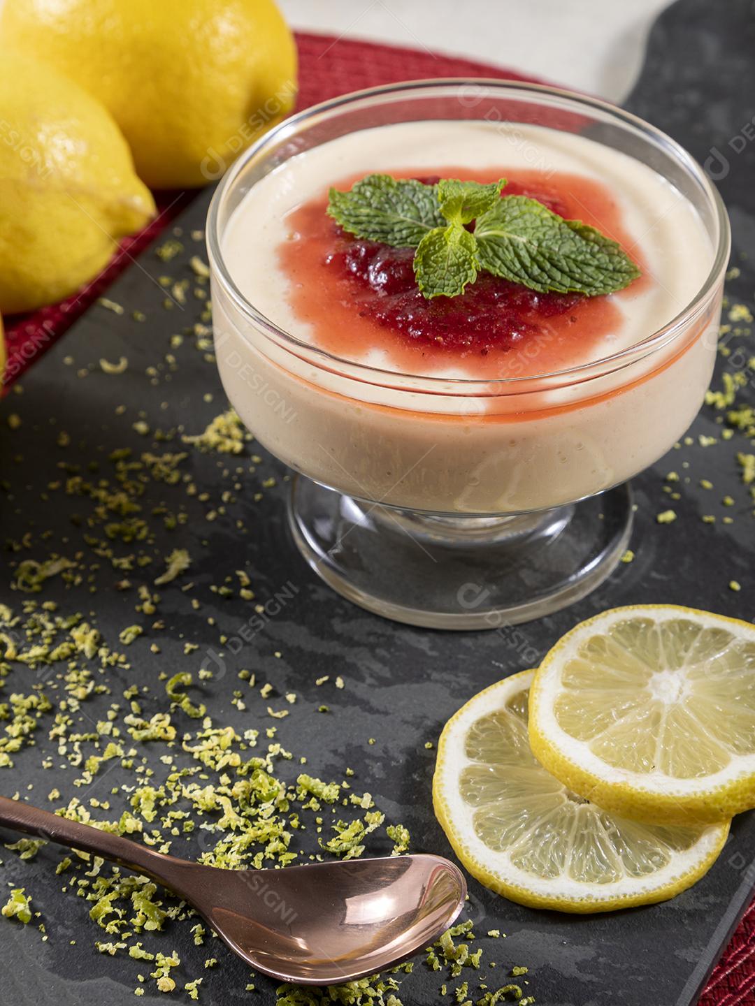 Mousse de limão em tigela de cristal com cobertura de geléia de morango Imagem JPG