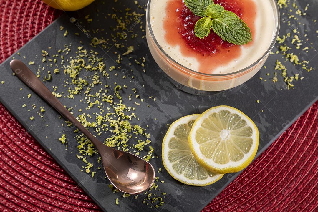 Mousse de limão em tigela de cristal com cobertura de geléia de morango Imagem JPG