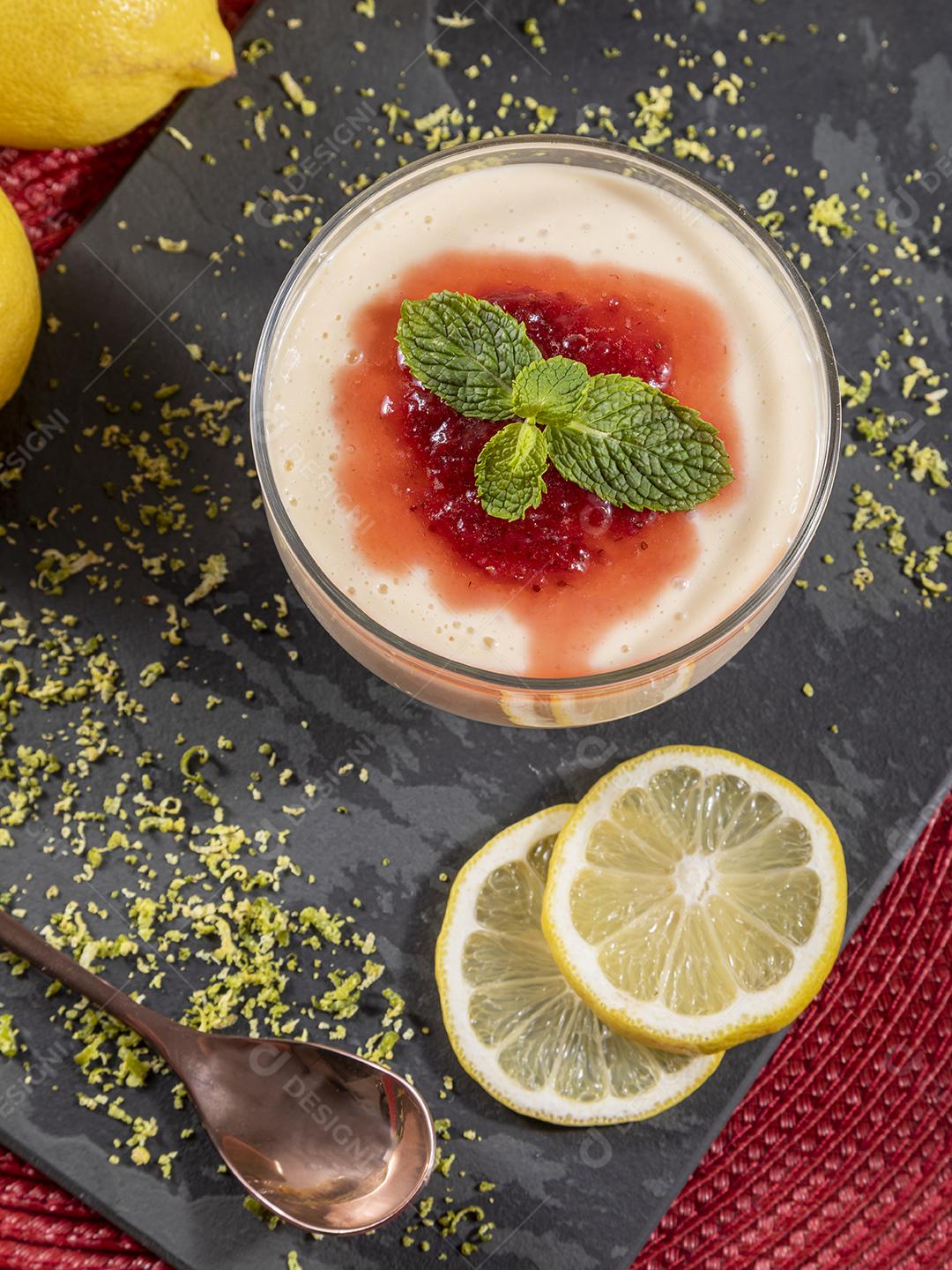 Mousse de limão em tigela de cristal com cobertura de geléia de morango Imagem JPG