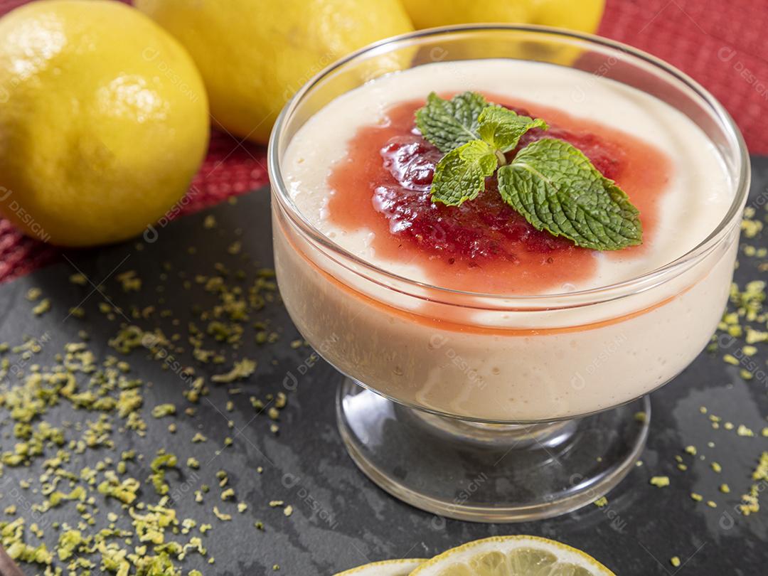 Mousse de limão em tigela de cristal com cobertura de geléia de morango Imagem JPG