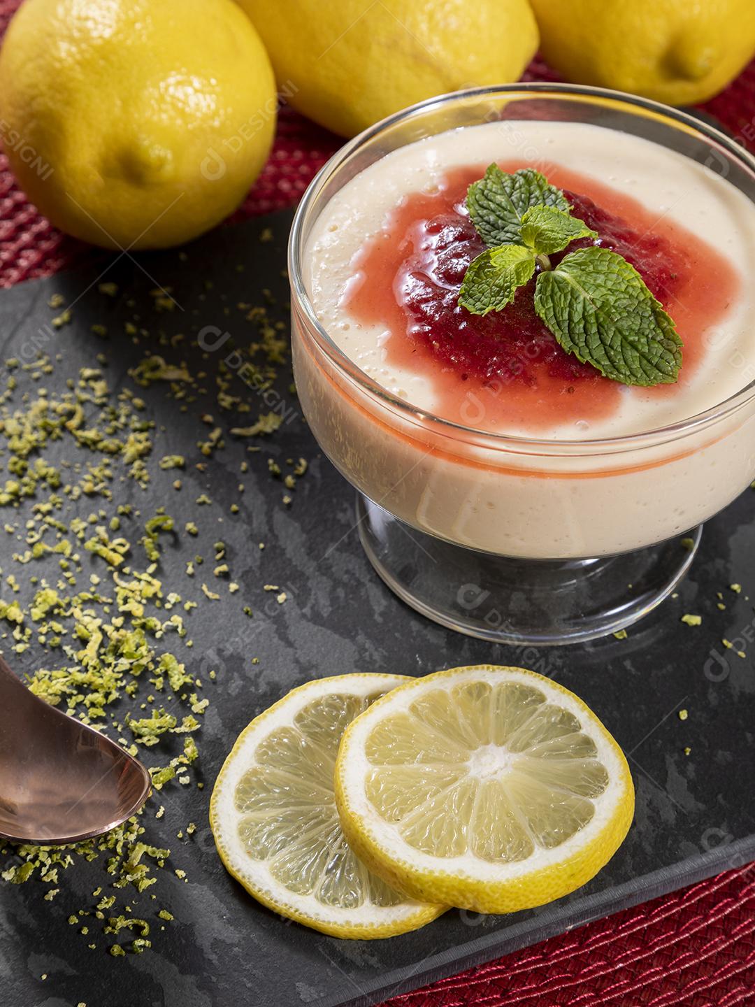 Mousse de limão em tigela de cristal com cobertura de geléia de morango Imagem JPG