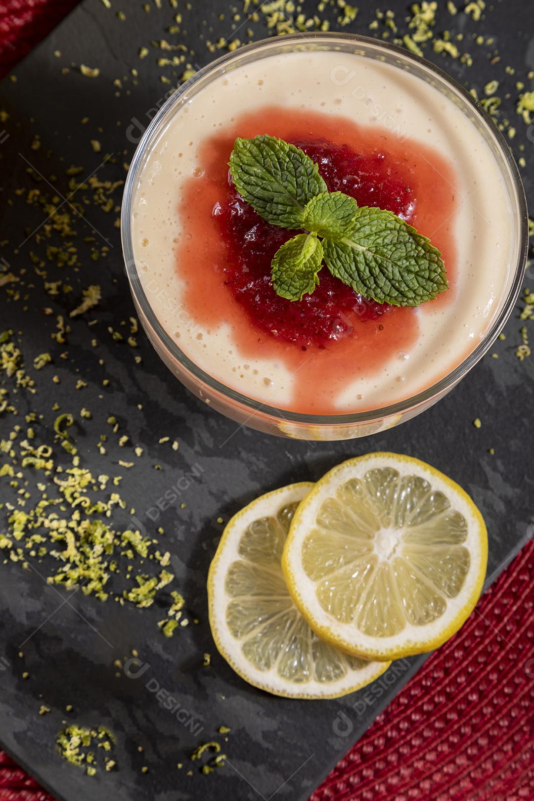 Mousse de morango em tigela de cristal com cobertura de geléia de morango Imagem JPG