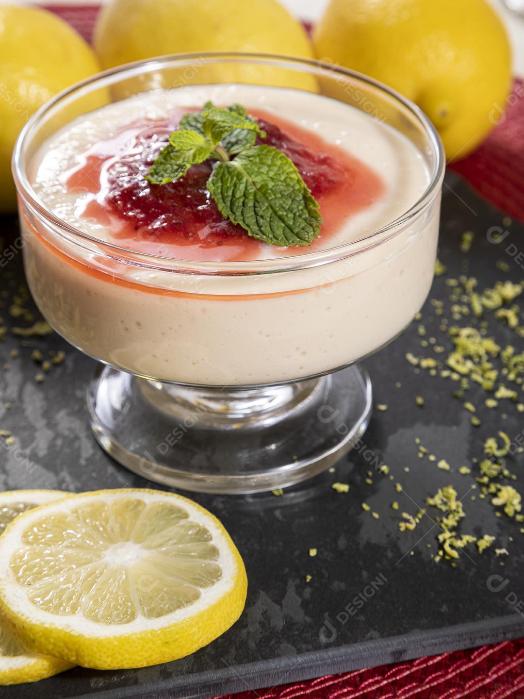 Mousse de limão em tigela de cristal com cobertura de geléia de morango Imagem JPG