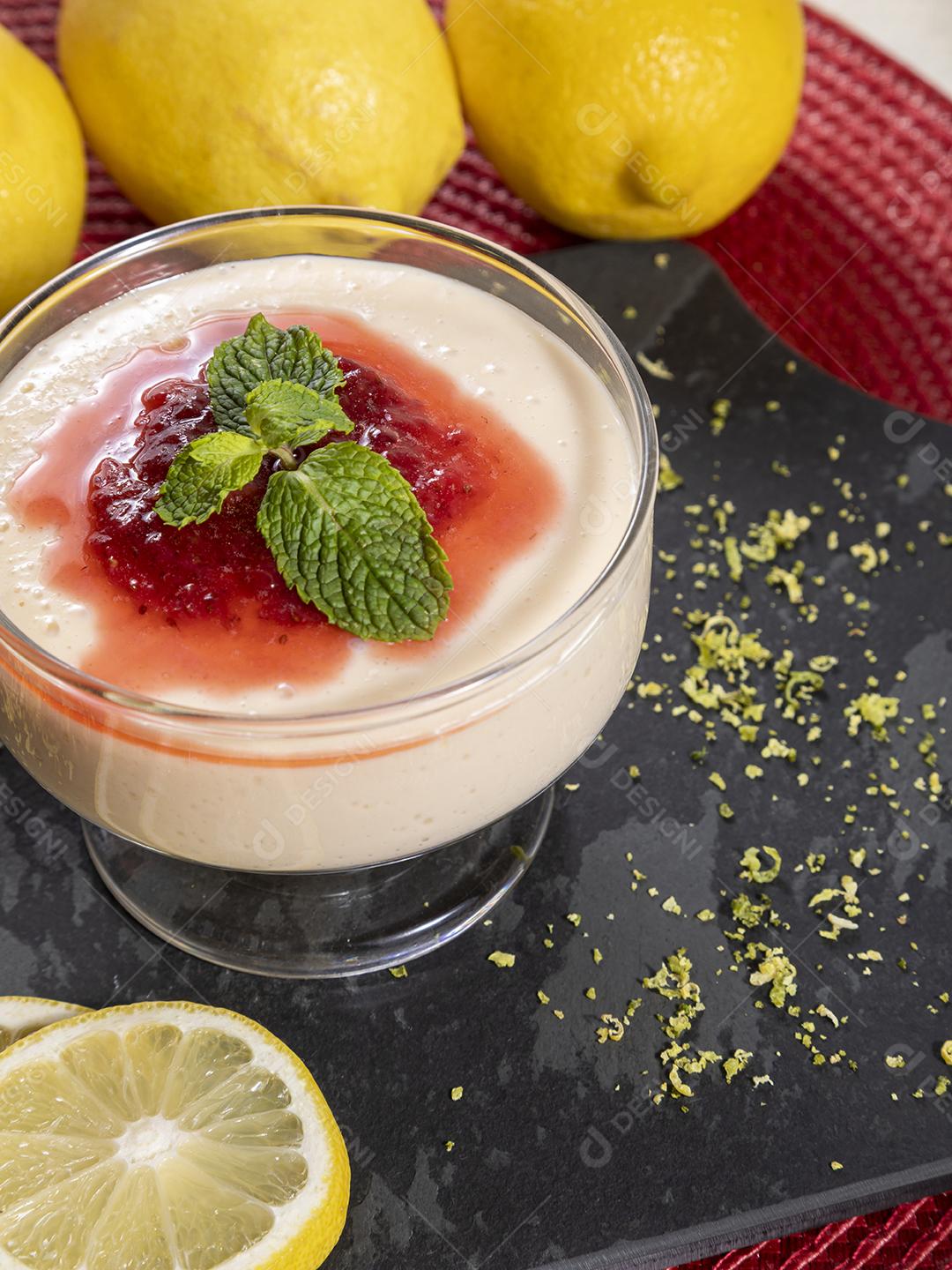 Mousse de limão em tigela de cristal com cobertura de geléia de morango Imagem JPG