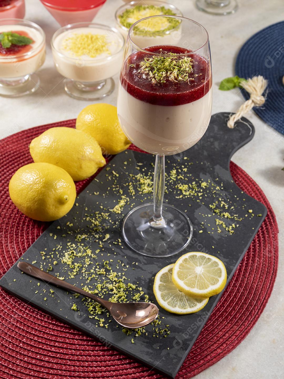 Mousse de limão em tigela de cristal com cobertura de geléia de morango Imagem JPG