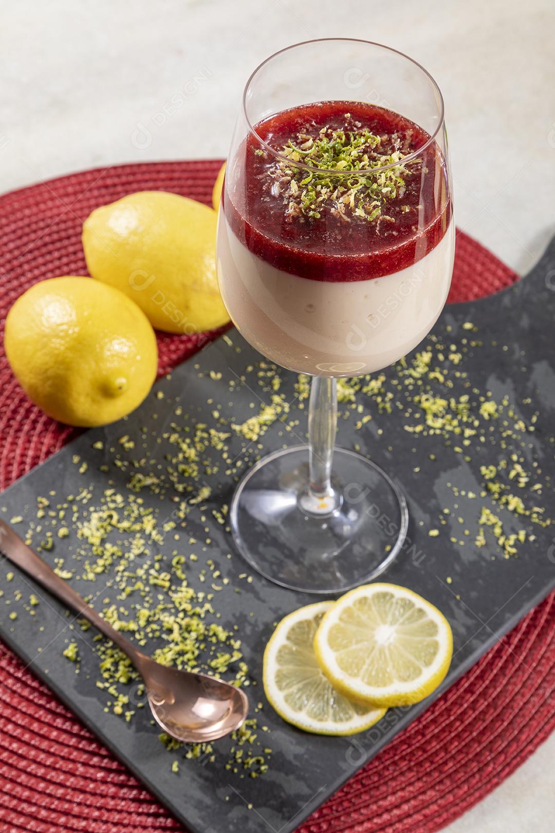 Mousse de limão em tigela de cristal com cobertura de geléia de morango Imagem JPG