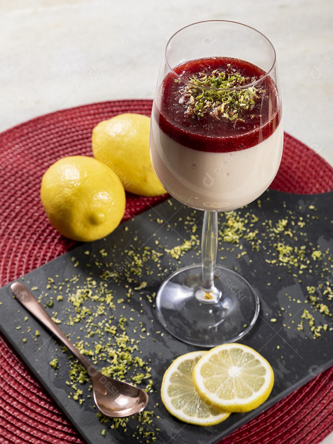 Mousse de limão em tigela de cristal com cobertura de geléia de morango Imagem JPG