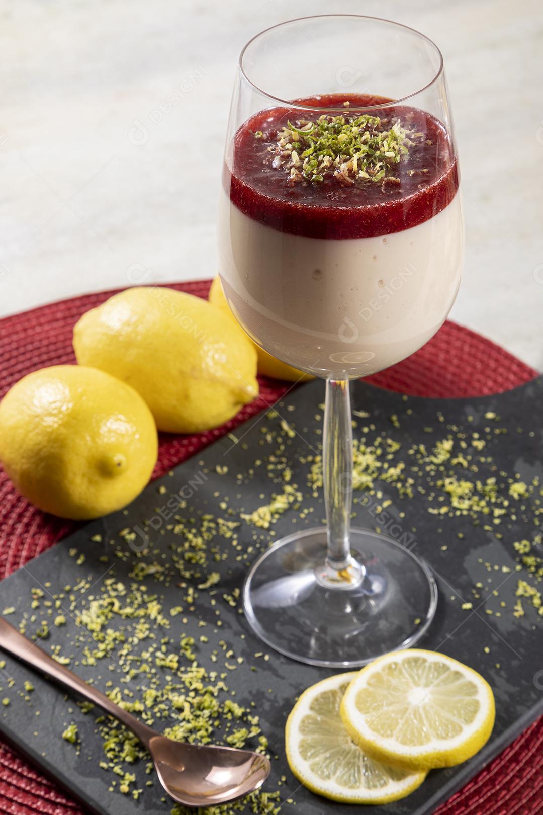 Mousse de limão em tigela de cristal com cobertura de geléia de morango Imagem JPG