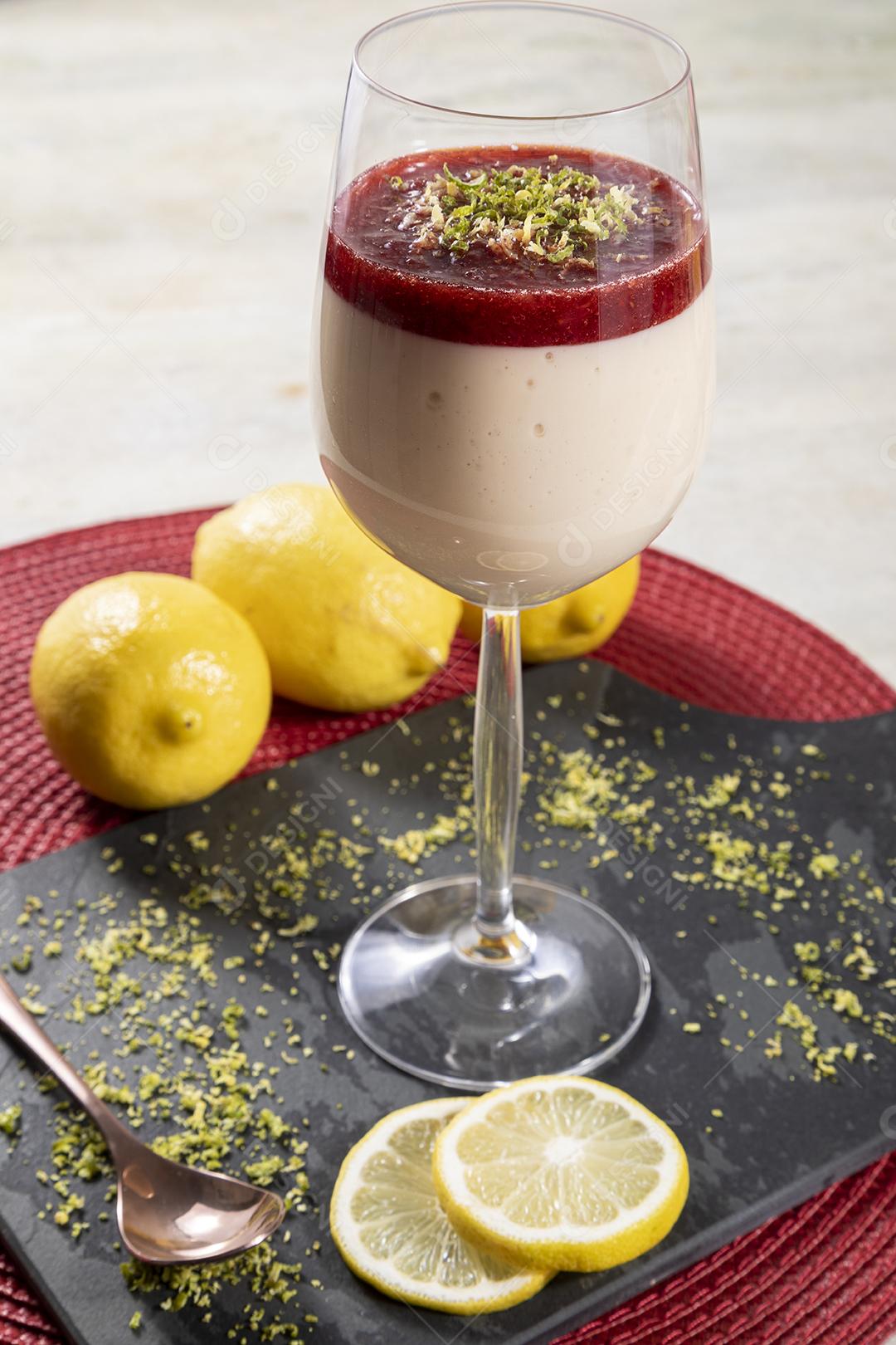 Mousse de morango em tigela de cristal com cobertura de geléia de morango Imagem JPG