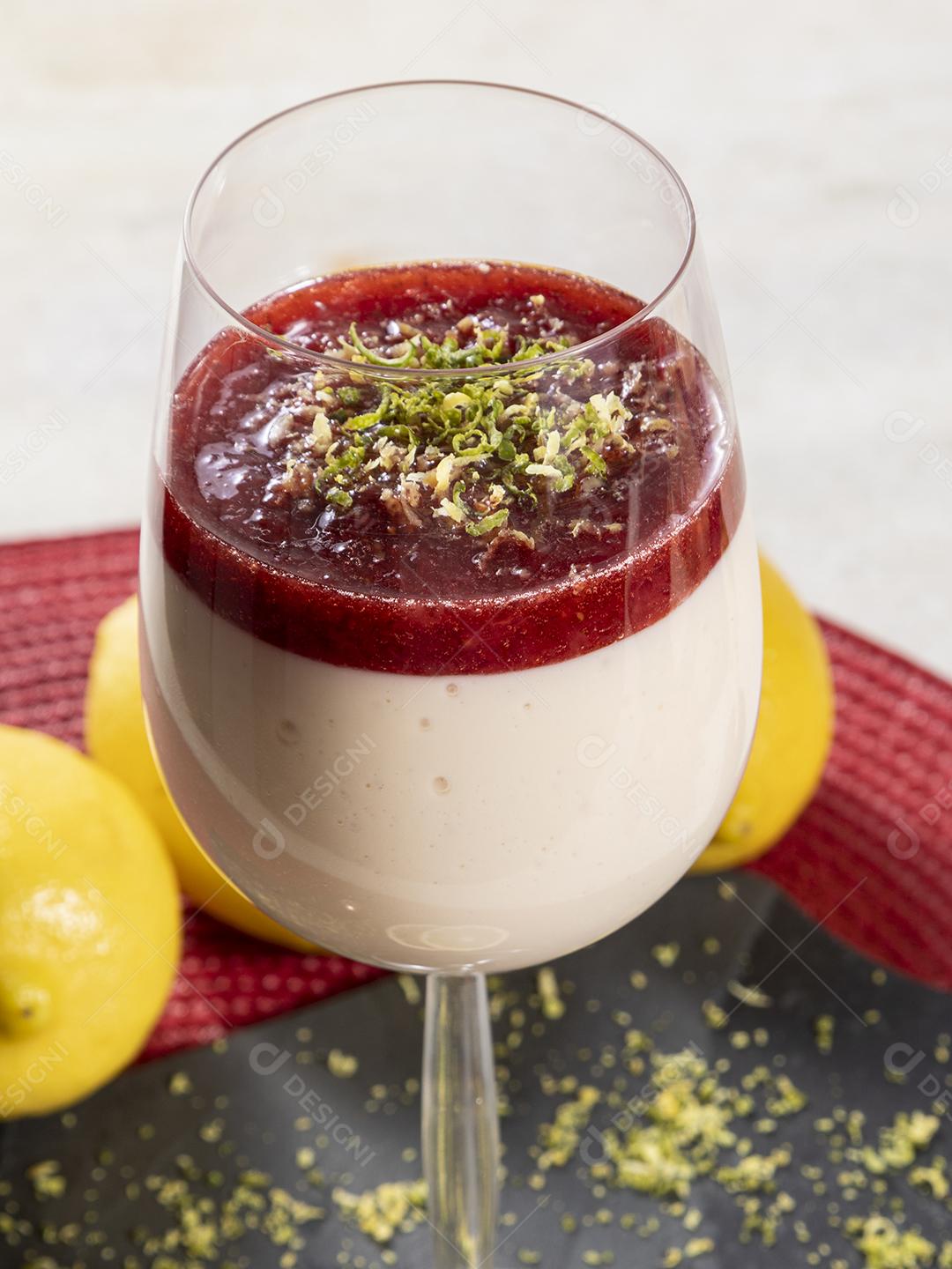 Mousse de morango em tigela de cristal com cobertura de geléia de morango Imagem JPG