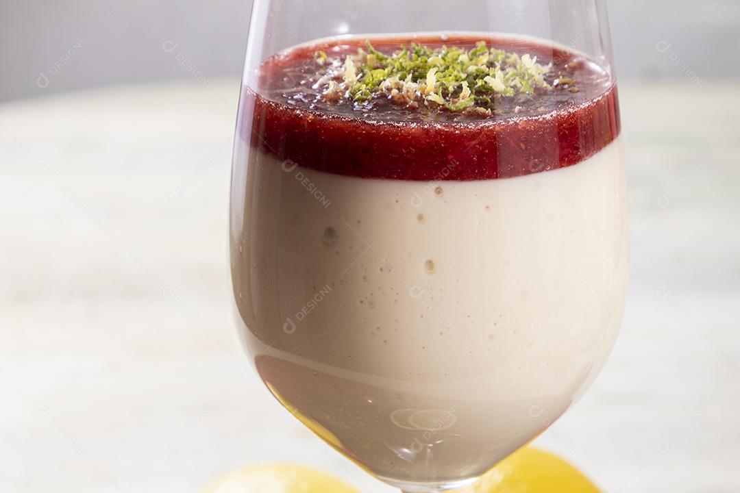 Mousse de limão em tigela de cristal com cobertura de geléia de morango Imagem JPG