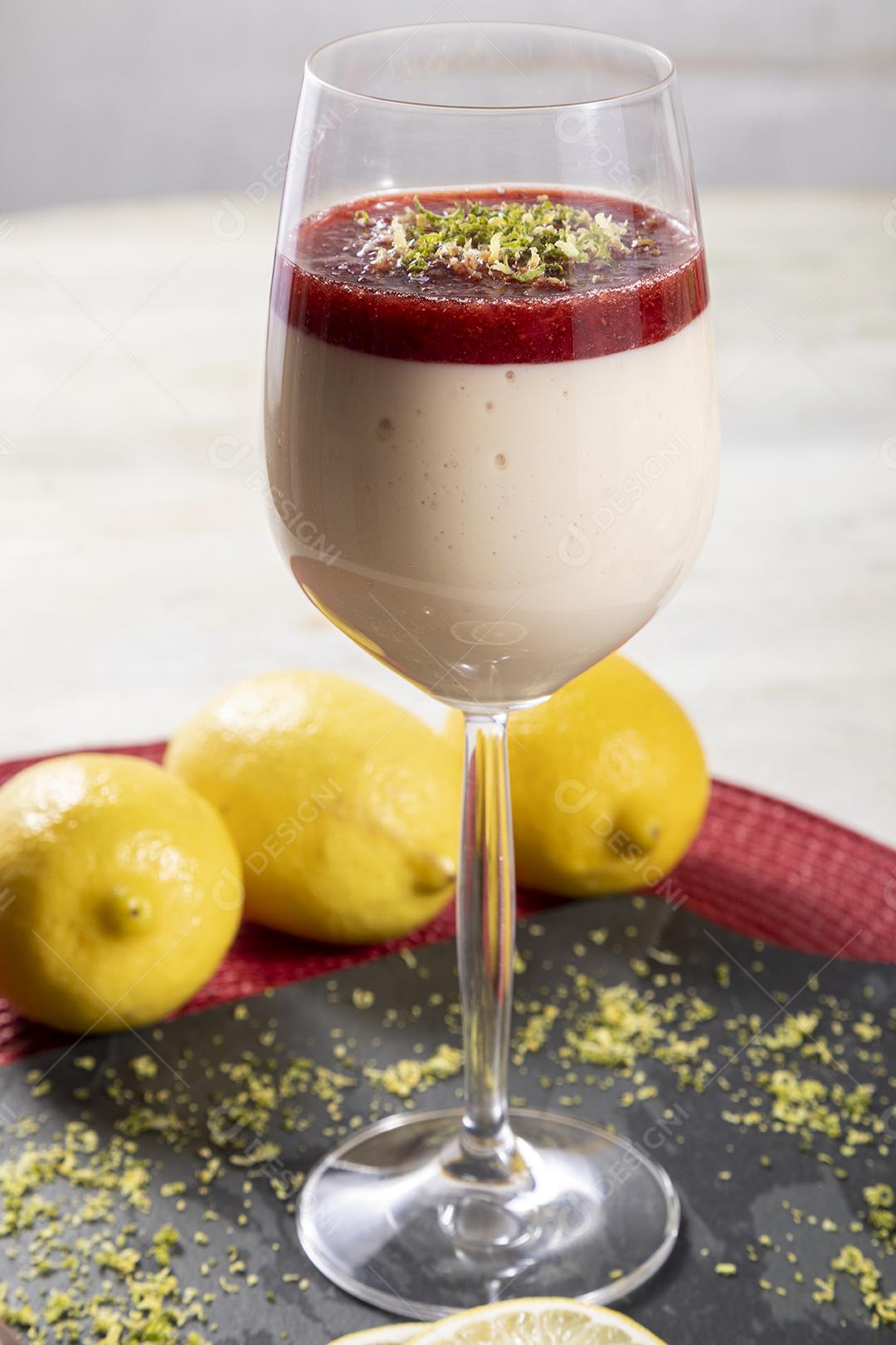 Mousse de morango em tigela de cristal com cobertura de geléia de morango Imagem JPG