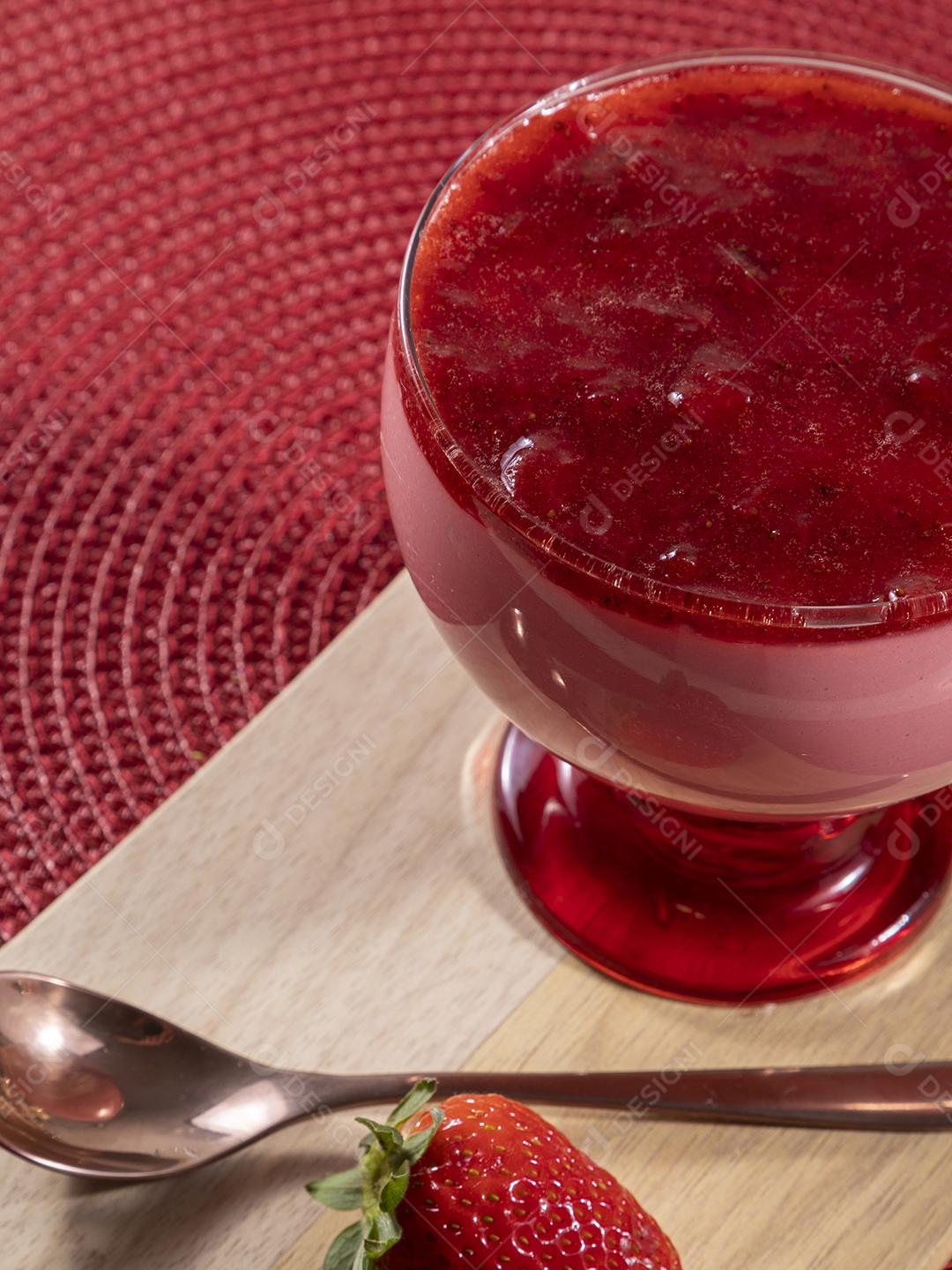 Saboroso Mousse de morango em vidro com geléia por cima Imagem JPG