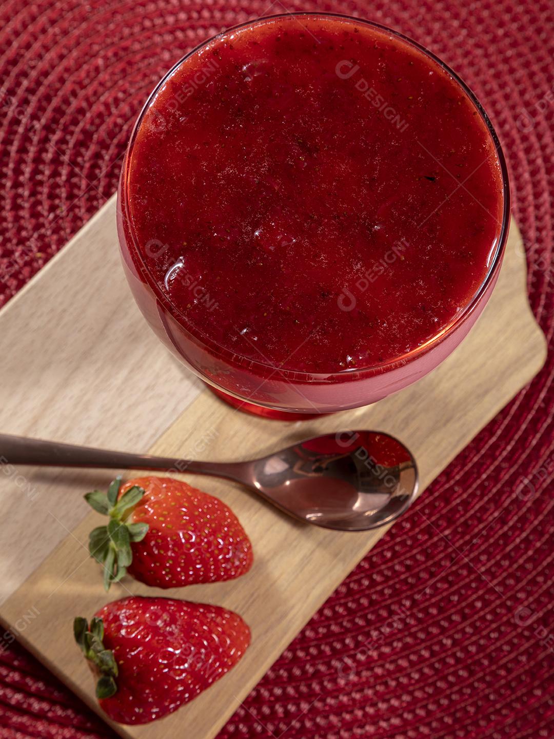 Saborosa Mousse de morango em vidro com geléia por cima Imagem JPG