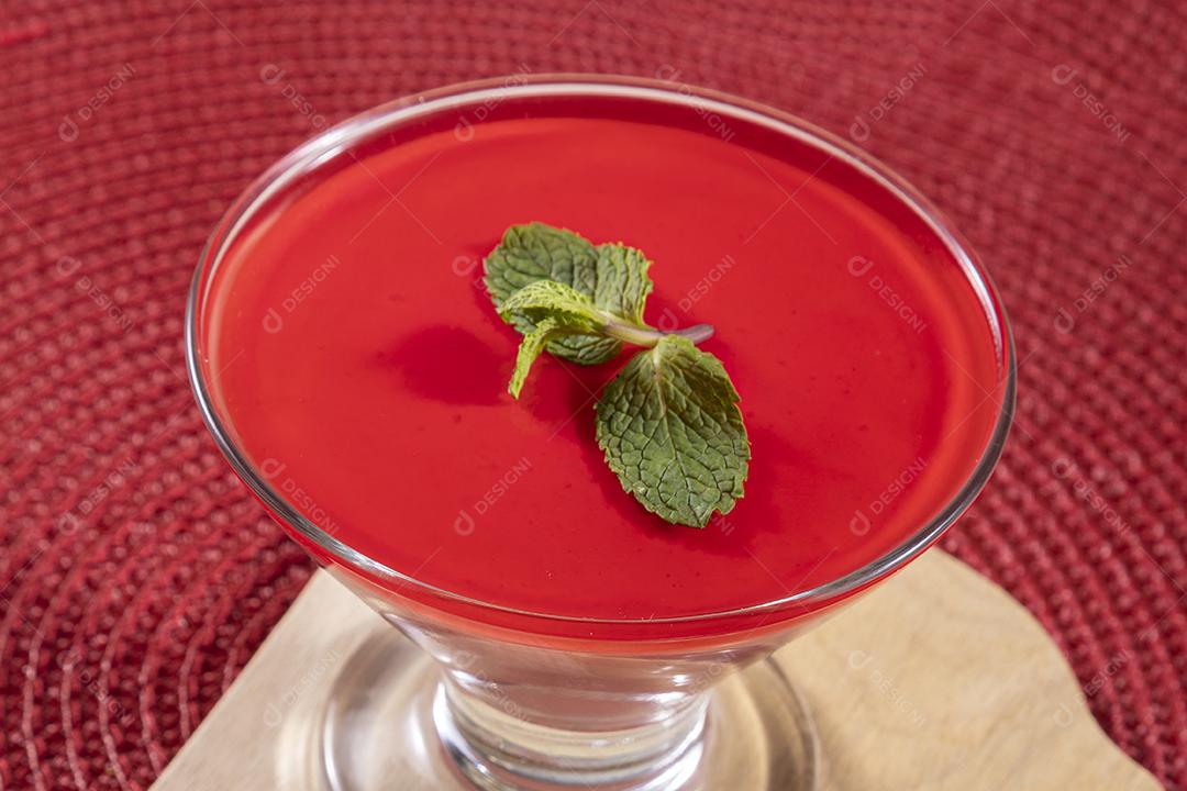 Mousse de morango em tigela de cristal com Gelatina de morango Por Cima Imagem JPG