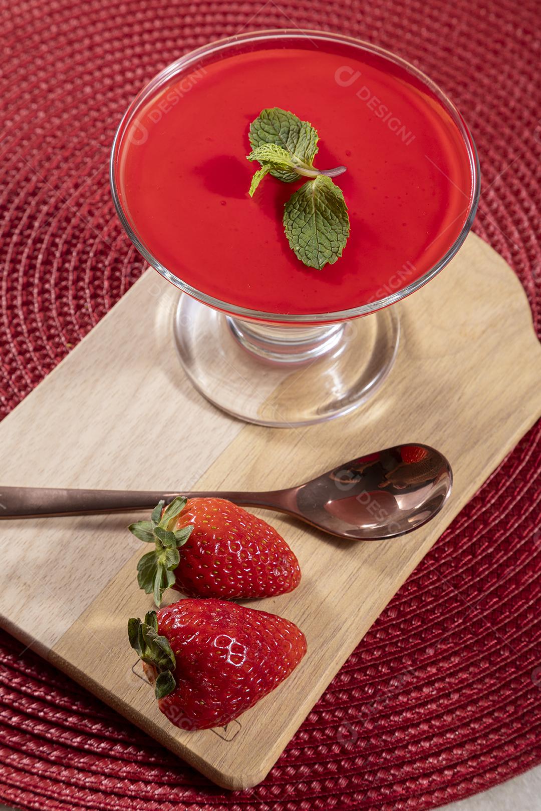 Mousse de morango em tigela de cristal com Gelatina de morango Por Cima Imagem JPG