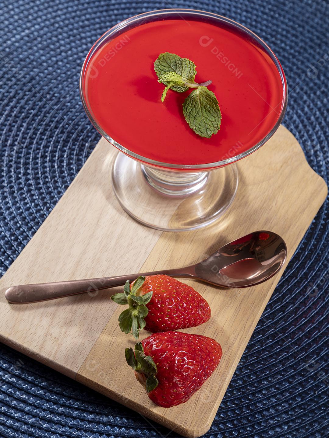 Mousse de morango em tigela de cristal com Gelatina de morango Por Cima Imagem JPG